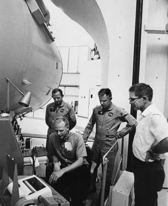 Researcher talks with astronauts