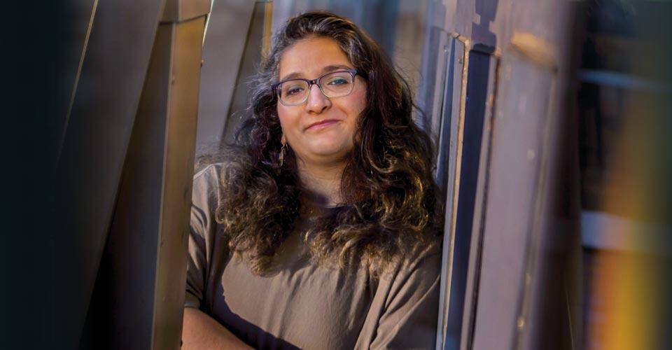 ROXANA HADADI ’09 portrait