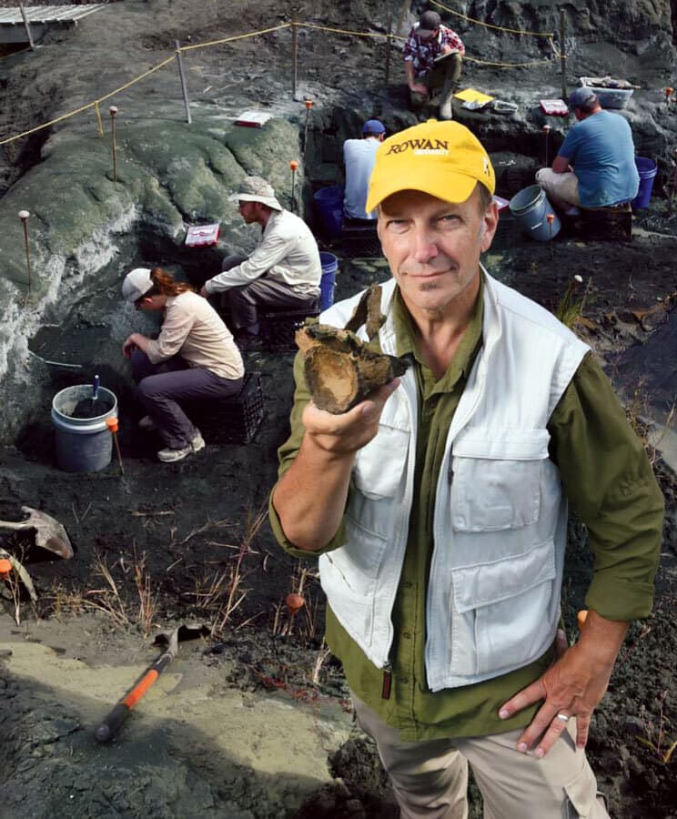 Kenneth Lacovara holds up fossil