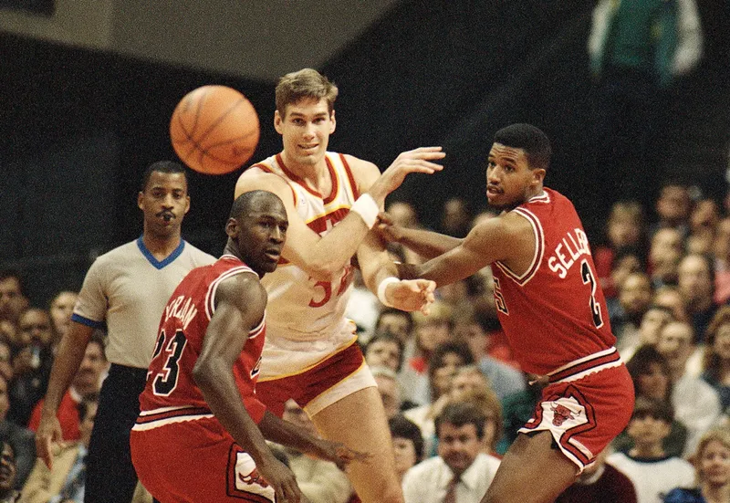 Brad Sellers plays with Michael Jordan on the Chicago Bulls